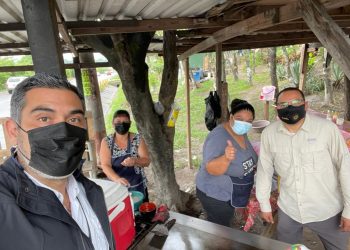 Rubén Alemán, presidente de ANDA, compartió unas pupusas con residentes de Altavista