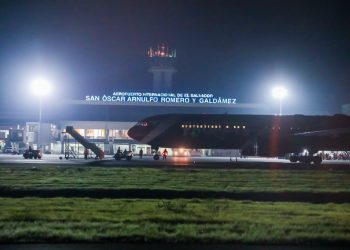 Operación del aeropuerto de El Salvador se recupera un 70 %