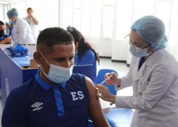 Integrantes de Azul playera reciben vacuna anti COVID-19