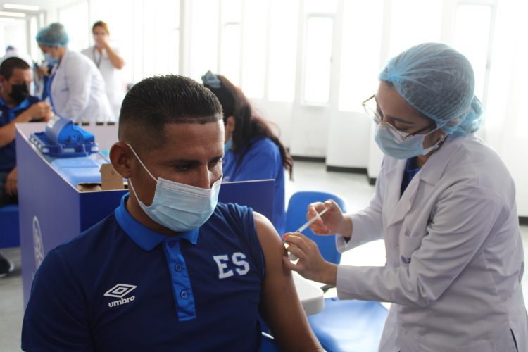 Agustín Ruiz fue uno de los jugadores de la Azul  playera que recibó la vacuna. Foto/Fesfut.