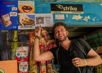 «El Bitcoin es como un sueño, pero es una realidad acá en El Salvador»: Timmy Karter, youtuber griego en Playa El Zonte