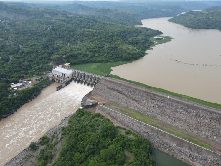 Toda la logística de CEL está lista para atender las necesidades de la población durante la temporada invernal, un trabajo coordinado con la Dirección General de Protección Civil. Foto / Diario El Salvador.