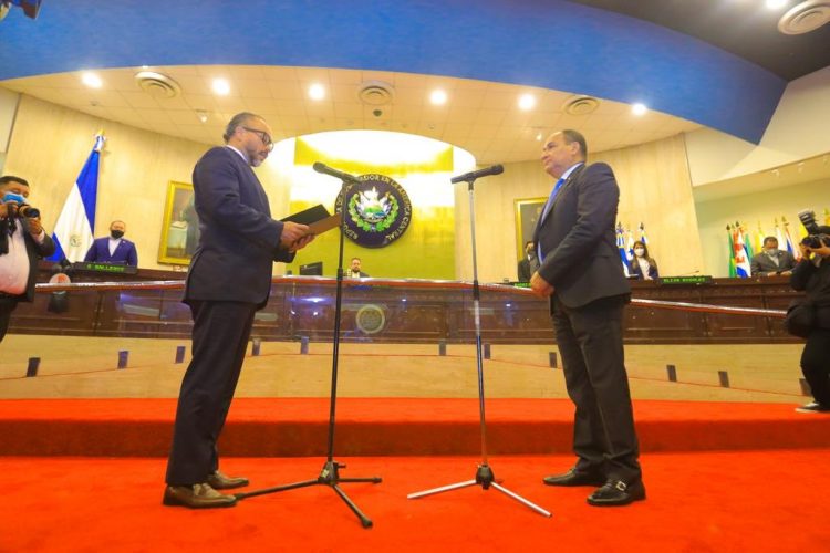 El presidente de la  nueva Asamblea Legislativa, Ernesto Castro juramentó a Óscar López Jerez quien fue designado como presidente de la Sala de lo Constitucional y de la Corte Suprema de Justicia.