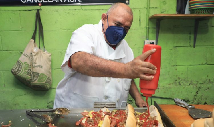 José Valentín Campos es mejor conocido como el Chogüi. Desde hace 30 años, en San Jacinto se dedica a preparar tortas y hamburguesas. Él es parte las Rutas Gastronómicas en El Salvador.