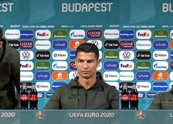 VIDEO/ Cristiano Ronaldo rechaza en secreto dos bebidas carbonatadas en medio de una conferencia de prensa de la UEFA