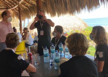 «Gran organización y gran espectáculo. Y, sobre todo, olas inigualables»: embajador de la UE visita a delegaciones europeas en el mundial de surf