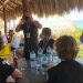 «Gran organización y gran espectáculo. Y, sobre todo, olas inigualables»: embajador de la UE visita a delegaciones europeas en el mundial de surf