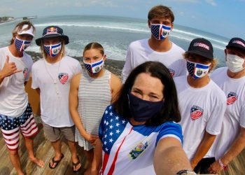 Encargada de Negocios de EE. UU., Jean Manes, realiza visita a delegación estadounidense que compite en el mundial de surf