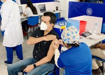 Ministro de Medio Ambiente asegura que el proceso de vacunación en El Salvador es «ordenado y responsable»