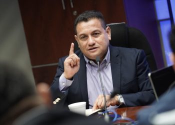 Rolando Castro denuncia  violaciones laborales