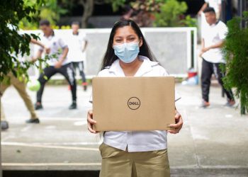 Educación entrega laptops a estudiantes en Chalatenango