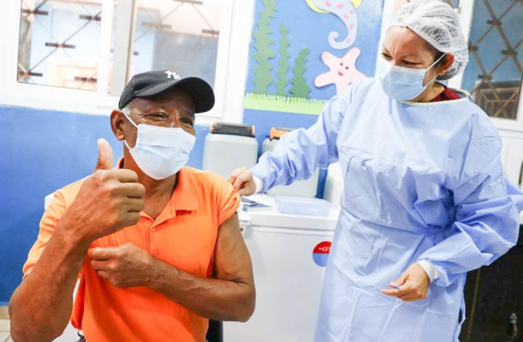 la población de Utila llega al Centro de Salud de Lance Bodden para recibir su primera dosis contra la enfermedad. Foto: Secretaría de Prensa de la Presidencia.