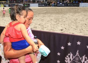 «Le echo ganas para apoyar a mi equipo y luego dedicarle tiempo a mí niña»: jugadora salvadoreña de futbol playa