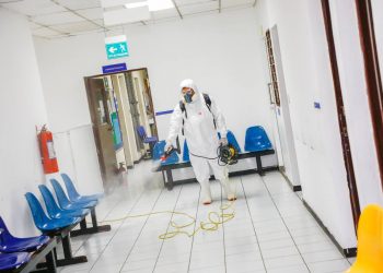 Minsal desinfecta el Hospital El Salvador y la Unidad de Salud de San Antonio Abad