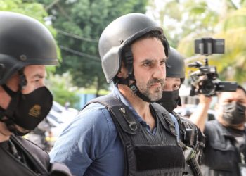 Autoridades trasladan a exalcalde de San Salvador, Ernesto Muyshondt, al Centro Penal La Esperanza