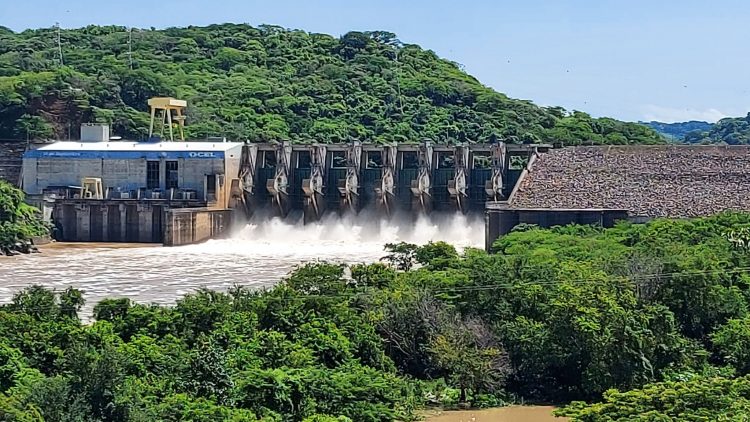 La institución explicó que estas tareas tienen como objetivo mantener controlado el nivel del embalse ante las últimas lluvias. Foto / Diario El Salvador.