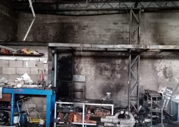Bomberos controla incendio en un taller de San Salvador