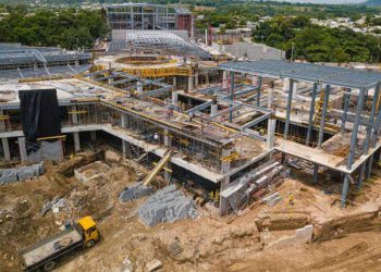 Ministro de Trabajo instruye suspender trabajos aéreos en áreas de construcción ante lluvias