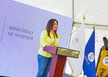 Ministra Michelle Sol participa en colocación de la primera piedra del proyecto «Vivienda Digna Municipal»