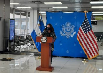 Manes a su llegada a El Salvador: «Estamos aquí para desarrollar el camino a seguir en nuestra relación bilateral»