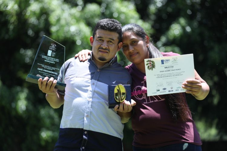 Ever Díaz, el ganador del certamen posa junto a su esposa Norelvia Elías, quien se adueñó del onceavo lugar./Foto: David Martínez.