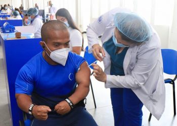 Herbert Aceituno, atleta paralímpico y medallista de oro, fue vacunado contra la COVID-19