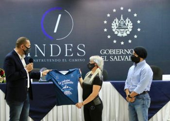 La montañista salvadoreña, Alfa Karina Arrué, regresa a El Salvador como la heroína que enfrentó al Monte Everest