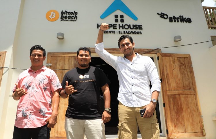 Fundadores del proyecto Bitcoin Beach: Jorge Valenzuela, Irvin Palma y Román Martínez. FOTO DES/ Edison González.