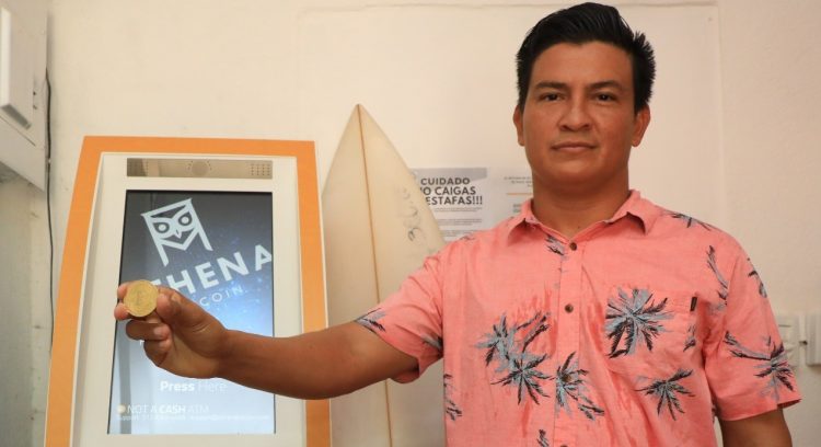 Jorge Valenzuela junto al cajero bitcóin ubicado en el Café Cocoa, en la playa El Zonte. FOTO DES /Edison González.