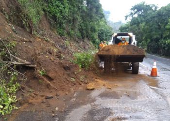 FOVIAL atiende derrumbe en carretera a Los Naranjos