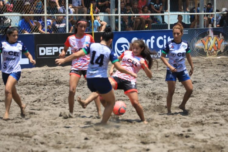 El equipo femenino de la Barra de Santiago se impuso 8-2 a la UES. Foto/ René Estrada.