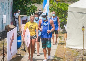 Una argentina que representa a la surfista salvadoreña Katy Díaz