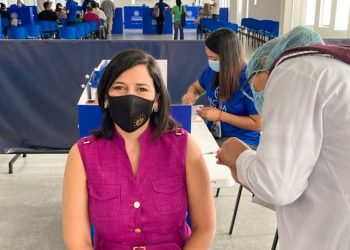 María Luisa Hayem, ministra de Economía, recibe vacuna anti COVID-19