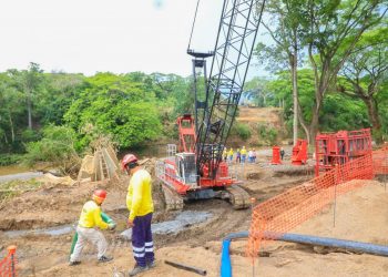 Ministro de Obras Públicas verifica avances en construcción de puente sobre Río Grande