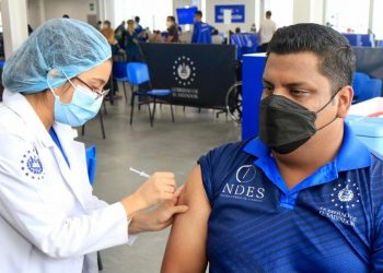 Roberto Hernández, medallista olímpico de tiro con arco, recibió vacuna contra la COVID-19