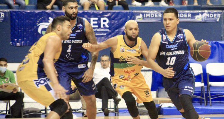 Roberto Martínez, de San Salvador, se enfila hacia el aro de Santa Tecla, durante el segundo juego de la serie final de la LMB. Foto cortesía Indes.