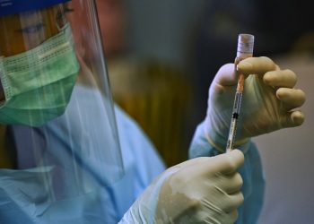 Aprobación de la OMS para vacuna Sinovac acelerará acceso por medio de Covax