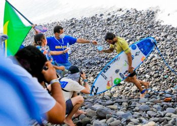 El campeón brasileño Ítalo Ferreira pasó en segundo lugar la tercera ronda del mundial de surf