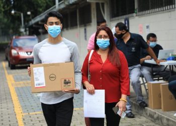 Estudiantes del Instituto de Antiguo Cuscatlán recibieron computadoras