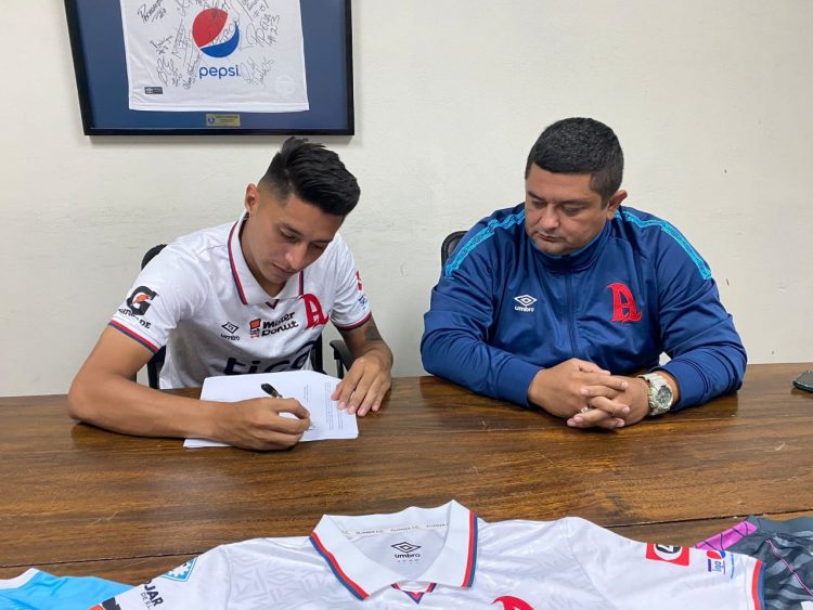 El zaguero albo Bryan Tamacas, estampa su firma con Alianza, que lo liga por cuatro torneos más. Le acompaña el vicepresidente Pedro Hernández. Foto Cortesía Alianza.