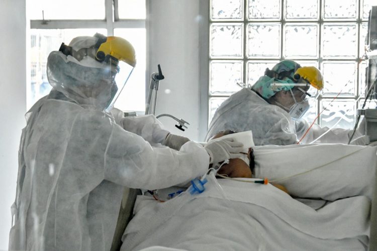Ocupación. El ministerio de Salud reportó hasta ayer 6,931 camas ocupadas en la unidad de cuidados intensivos a escala nacional.  Foto AFP.