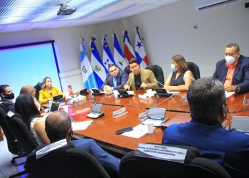 Presidente del BCR explica política de inclusión financiera a diputados