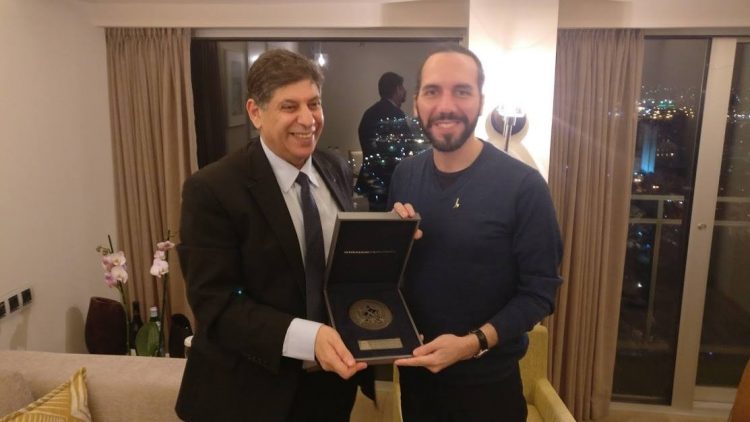 Exdirector de la Cámara de Comercio israelí para América Latina, Gabriel Hayon, junto al presidente Nayib Bukele.