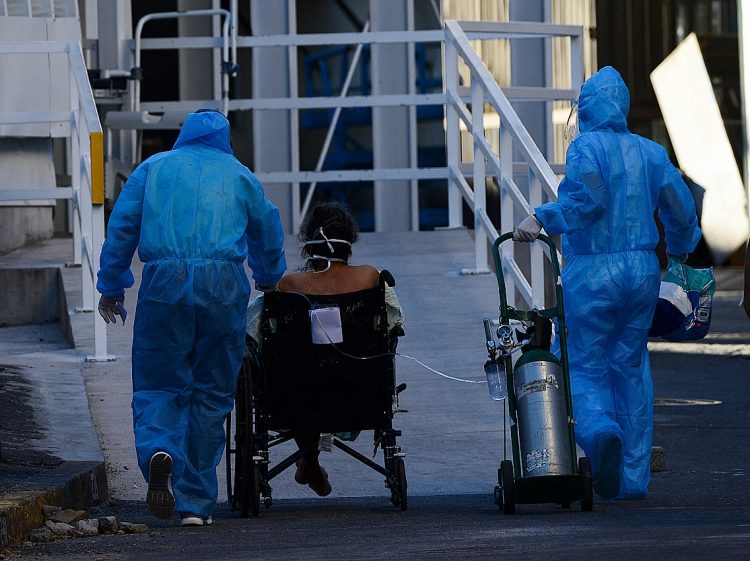 El hombre acudió a un centro hospitalario tres semanas después de haberse recuperado de coronavirus.