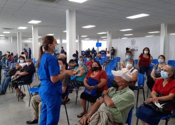 Más de 900,000 salvadoreños han completado la vacunación contra la COVID-19