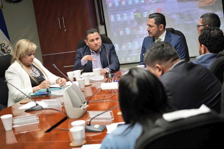 La comisión de trabajo hace consulta con diferentes sectores para conocer la situación laboral de los empleados de seguridad privada. Foto/Diario El Salvador