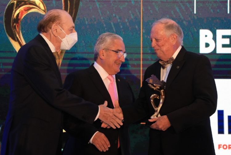 Insaforp fue premiado por la ASI por el trabajo hecho en los salvadoreños. El premio fue entregado por el presidente de ASI, Eduardo Cader al presidente de Insaforp Ricardo Montenegro. Foto / René Estrado.