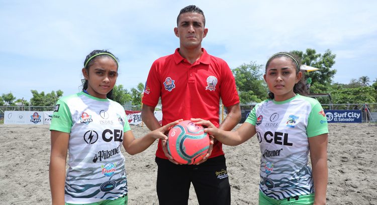 Melvin Segovia, seleccionado nacional de fútbol playa, posa con sus pupilas y sobrinas Cindy y Katherine Turcios Segovia, delanteras del equipo El Espino. Foto David Martínez.