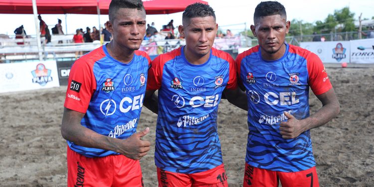 Los seleccionados nacionales Agustín Ruiz y Exon Perdomo retornaron a La Pirraya, que ayer ganó a Atlético Conchagua. Fotos de David Martínez.