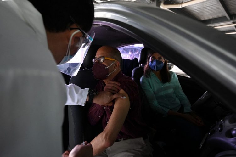 Escasez. Entre sábado, domingo y ayer, los centros de vacunación nacional administraron un promedio de más de 4,000 dosis. La ministra Amelia Flores anunció un nuevo lote esta semana. Foto AFP.